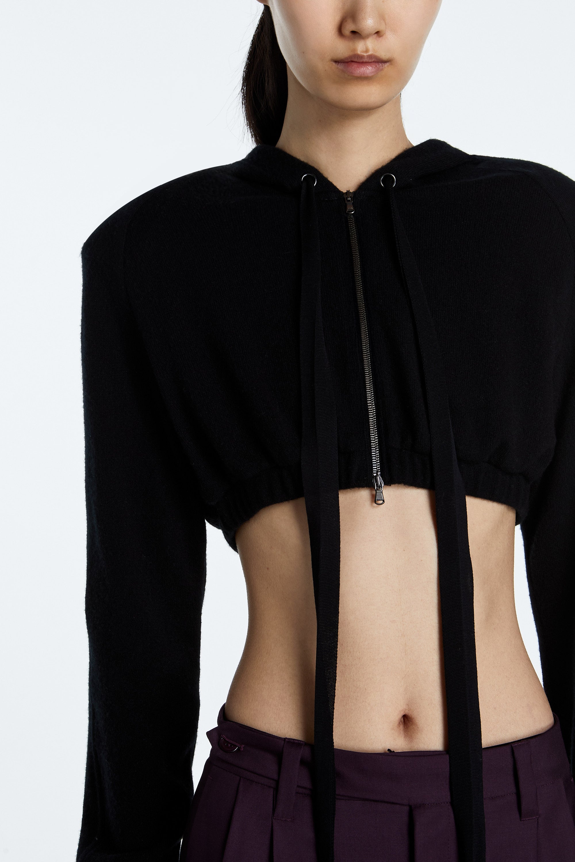 Jet Black Cropped Cashmere Hoodie – Structured Shoulder Construction